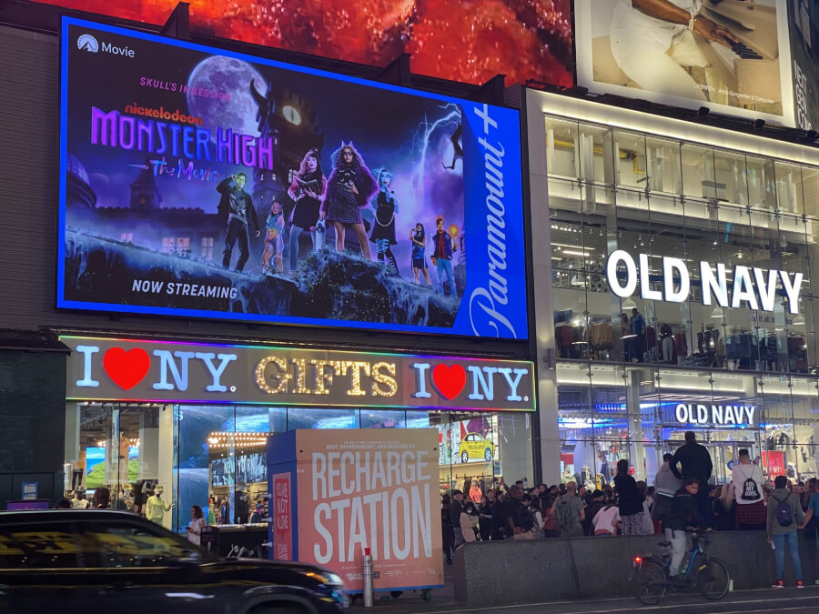 A digital sign at 1530 Broadway, right above an I Heart NY Gifts store